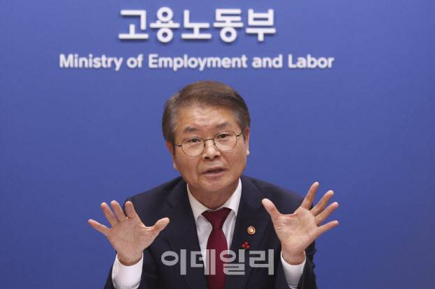 이정식 고용노동부 장관이 이데일리와 인터뷰를 진행하고 있다.(사진=이영훈 기자)