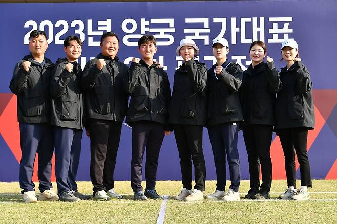 양궁 남녀 리커브 국가대표 선수들이 파이팅을 외치고 있다. [대한양궁협회 제공]