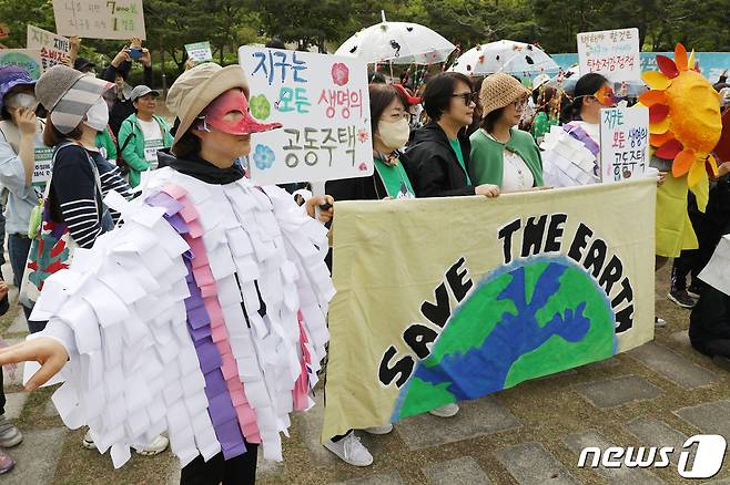 소비자기후행동 관계자들이 22일 오전 서울 중구 남산 백범광장에서 지구의 날을 맞아 '남산 둘레길 걷기' 행사를 시작하며 환경보호 퍼포펀스를 하고 있다. 2023.4.22/뉴스1 ⓒ News1 민경석 기자