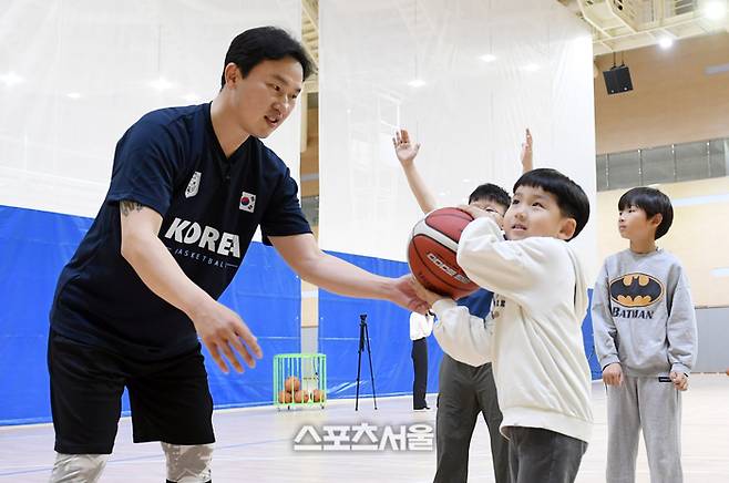 전 농구국가대표 김승현이 22일 세종정부청사체육관에서 진행된 ‘국가대표를 이겨라’ 행사에서 유소년을 대상으로 레슨을 하고 있다. 2023. 4. 22.  세종 | 박진업기자 upandup@sportsseoul.com