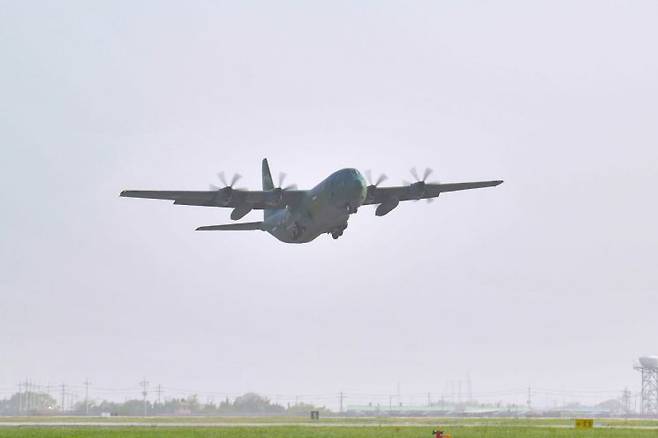 21일 공군 제5공중기동비행단에서 C-130J 수송기가 수단 교민철수 해외임무를 수행하기 위해 이륙하고 있다.[사진제공=국방부]