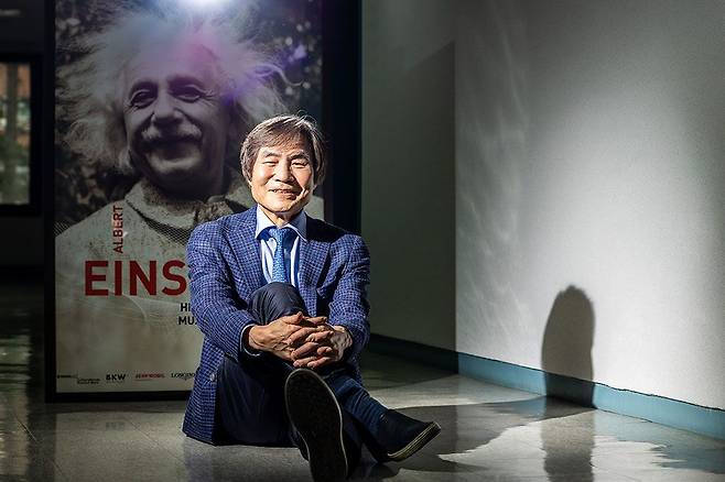 이론물리학자인 임지순 포스텍 석학교수의 우상은 알베르트 아인슈타인. 연구실 앞에 아인슈타인의 대형 포스터를 세워뒀다. 임 교수는 “다시 이공계의 시대가 올 것이다. 과학 꿈나무들이 많아졌으면 좋겠다”고 했다. / 이신영 영상미디어 기자
