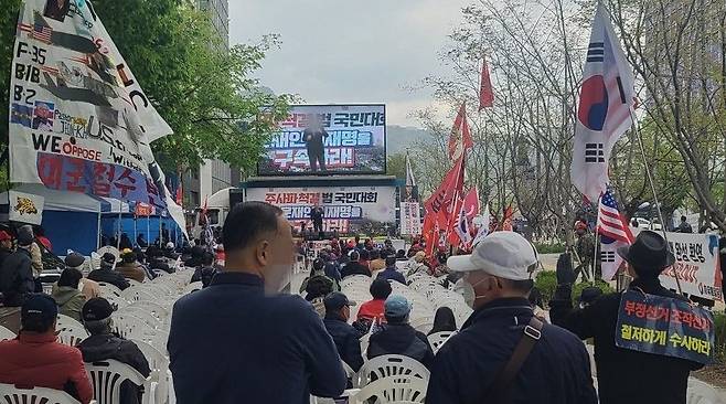 보수성향 단체인 자유통일당이 지난 15일 오후 1시부터 광화문 동화면세점 앞에서 집회를 열고 있다. /뉴스1