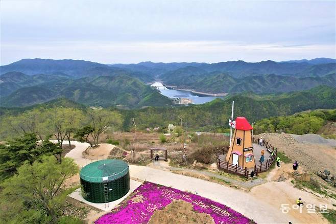 군위군 삼국유사면 해발 800m 정상에서 군위댐을 내려다볼 수 있는 화산마을의 빨간 지붕 풍차.