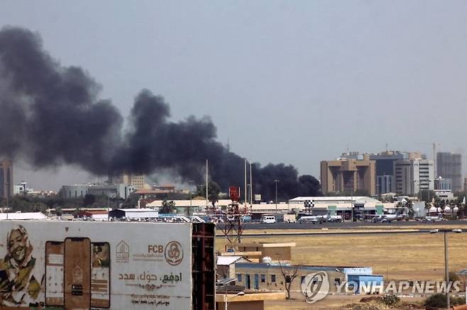 군벌간 무력 충돌 이어지고 있는 수단…최소 56명 사망 (하르툼[수단] AFP=연합뉴스) 15일(현지시간) 북아프리카 수단의 하르툼 공항 인근 건물에서 검은 연기가 피어오르고 있다. 수단의사중앙위원회는 정부군과 준군사조직간 교전으로 최소 56명이 숨졌다고 밝혔다. 하르툼을 비롯한 도시 곳곳에서 총성이 들렸고, 정부군은 전투기를 동원해 준군사조직인 신속지원군(RSF) 기지에 폭격을 가했다. 2023.04.16 ddy04002@yna.co.kr (끝)