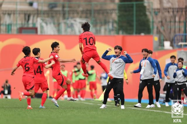 한국 20세 이하(U-20) 축구 국가대표 선수들이 2023년 3월 5일 우즈베키스탄 타슈켄트 JAR 스타디움에서 열린 2023 아시아축구연맹(AFC) U-20 아시안컵 조별리그 C조 2차전 요르단과의 경기에서 골을 넣은 후 기뻐하고 있다. 대한축구협회 제공