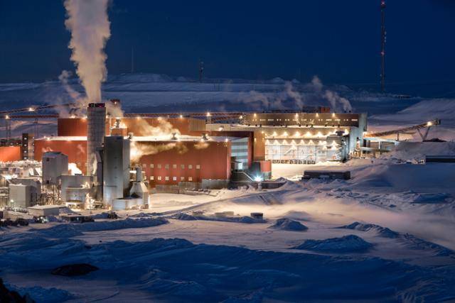 스웨덴 최북단 도시 키루나에 위치한 스웨덴의 국영 광산 기업 'LKAB' 공장의 전경. LKAB는 키루나에서 철광석을 100년 넘게 채굴했다. 이 때문에 지반이 꺼졌고, 키루나는 기존 도심을 떠나 새로운 도심으로 이동하고 있다. LKAB 제공 ⓒ Fredric Alm