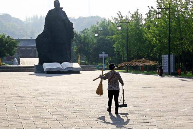 두보 고향 궁이의 거대한 두보 조각상. ⓒ최종명
