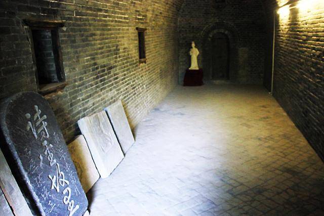 두보가 탄생한 곳이라는 동굴 집 내부. ⓒ최종명