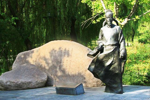 한직 관리인 좌습유 시절을 재현한 두보 동상. ⓒ최종명