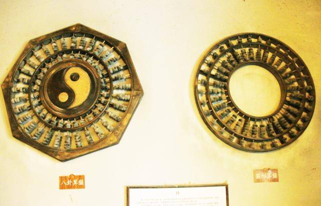 돈숭신의 건물에 전시된 특이한 모양의 주판 ⓒ최종명