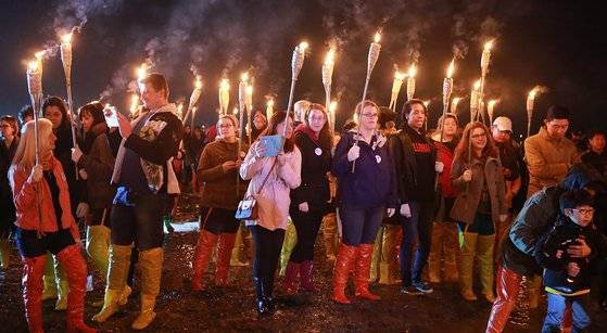 진도 ‘신비의 바닷길축제’를 찾은 외국인들이 바다 사이로 드러난 길을 오가며 횃불 퍼레이드를 하고 있다. [사진 진도군]