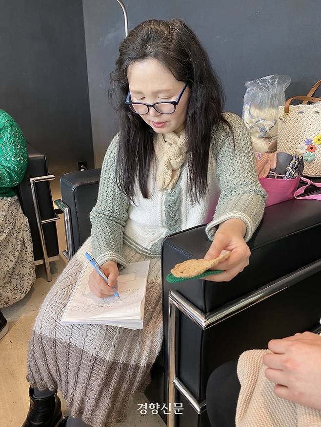 뜨개질 선생님 정준화씨, 그는 손뜨개의 매력을 결과물보다는 과정이라고 말한다.