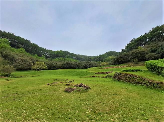 Panoramic view of the Ongyongsa temple site (Lee Si-jin/The Korea Herald)