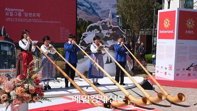 한국-스위스 수교 60주년을 기념하는 ‘스위스 봄거리 축제’가 오는 5월 8일까지 마포구 경의선 책거리에서 열린다 / 사진=홍지연 여행+ 기자