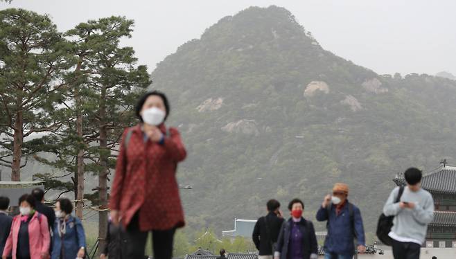 22일은 전국에 구름이 많고 황사의 영향으로 미세먼지가 '나쁨' 수준일 것으로 예보됐다. 사진은 지난 13일 서울 종로구 광화문광장에서 마스크를 착용한 시민들이 거리를 걷는 모습. /사진=뉴스1