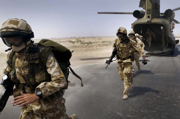 수송기에서 내리는 영국 최정예특수부대 SAS 자료사진