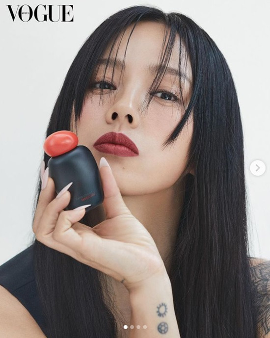 Singer Lee Hyori exuded a variety of charms.Lee Hyori posted a picture with fashion magazine Vogue on the 22nd.Lee Hyori showed a variety of charms through pictorials such as a close-up cut with a red lip, a photograph with a chic atmosphere sitting in an all-black costume, and a lovely photograph.Uhm Jung-hwa in this post said beautiful and left a loving comment to Lee Hyori.On the other hand, Lee Hyori recently reopened the SNS in about three years and collected topics. Lee Hyori then communicated with postings with comfortable daily life.Lee Hyori will appear on TVNs new entertainment program dance singer a wandering party which will be broadcasted in May.The program features Kim Wan-sun, Uhm Jung-hwa, Lee Hyori, BoA, and Hwasa, and tells the story of an All States tour concert where the nations top female artists travel around All States to enter peoples daily lives and meet various fans face-to-face and enjoy together.Photograph: Lee Hyori