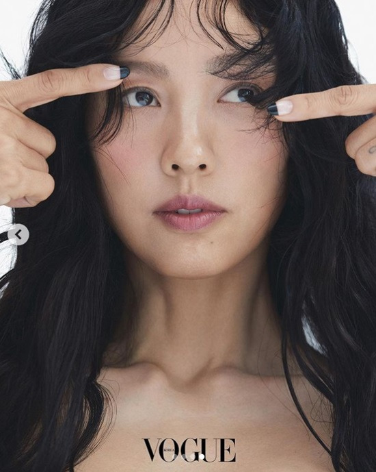 Singer Lee Hyori exuded a variety of charms.Lee Hyori posted a picture with fashion magazine Vogue on the 22nd.Lee Hyori showed a variety of charms through pictorials such as a close-up cut with a red lip, a photograph with a chic atmosphere sitting in an all-black costume, and a lovely photograph.Uhm Jung-hwa in this post said beautiful and left a loving comment to Lee Hyori.On the other hand, Lee Hyori recently reopened the SNS in about three years and collected topics. Lee Hyori then communicated with postings with comfortable daily life.Lee Hyori will appear on TVNs new entertainment program dance singer a wandering party which will be broadcasted in May.The program features Kim Wan-sun, Uhm Jung-hwa, Lee Hyori, BoA, and Hwasa, and tells the story of an All States tour concert where the nations top female artists travel around All States to enter peoples daily lives and meet various fans face-to-face and enjoy together.Photograph: Lee Hyori