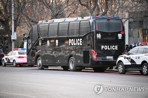 작년 11월 백지시위 발생한 베이징에 주차된 경찰 차량 [EPA=연합뉴스 자료사진]