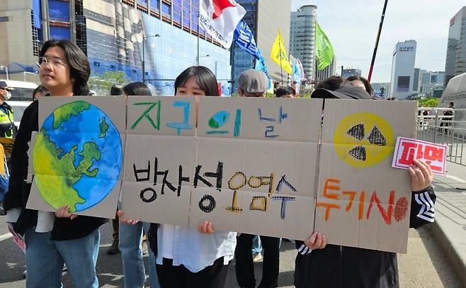 '지구의 날' 방사성 오염수 투기 노(NO) (서울=연합뉴스) 송정은 기자 = 지구의 날인 22일 한일역사정의평화행동 등 시민단체 관계자들이 서울 중구 청계광장에서 종로구 주한 일본대사관까지 행진하고 있다. 2023.04.22 sje@yna.co.kr [재판매 및 DB 금지]