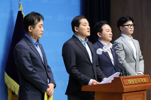 국민의힘 박대출 정책위의장이 23일 오후 국회 소통관에서 당ㆍ정 전세사기대책 협의 결과 브리핑을 하고 있다. 왼쪽부터 김주현 금융위원장, 박 정책위의장, 원희룡 국토교통부 장관, 한동훈 법무부 장관.(사진=연합뉴스)