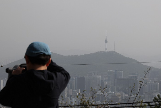 지난 16일 오후 북악산 팔각정에서 바라본 서울 시내가 황사와 미세먼지로 뿌옇다. 〈사진=연합뉴스〉