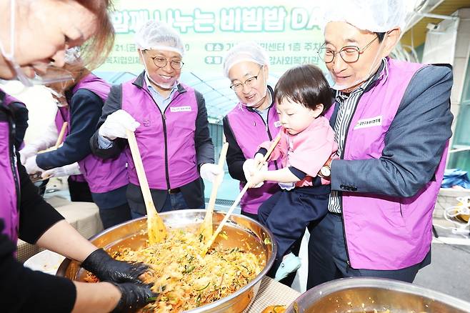 서울 금천구는 가산동복지협의체 주관으로 지난 21일 가산동주민센터 1층 뒷마당에서 '온 동네가 함께 나누는 비빔밥 데이(DAY)' 행사를 진행했다고 23일 밝혔다. (금천구 제공)