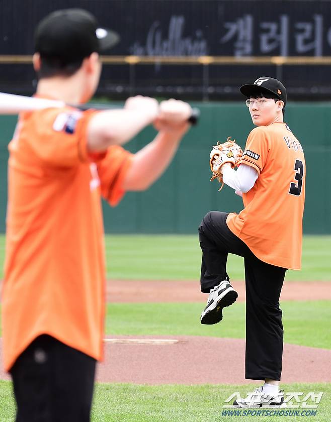 23일 대전야구장에서 열린 한화-LG전. 경기 전 한화생명e스포츠 선수 '바이퍼' 박도현, '제카' 김건우가 시구 시타를 했다. 대전=송정헌 기자songs@sportschosun.com