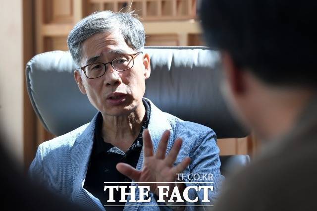 신평 변호사가 지난해 5 26일 오후 경북 경주시 첨성로의 자택에서 더팩트와 인터뷰를 하고 있다. /남용희 기자