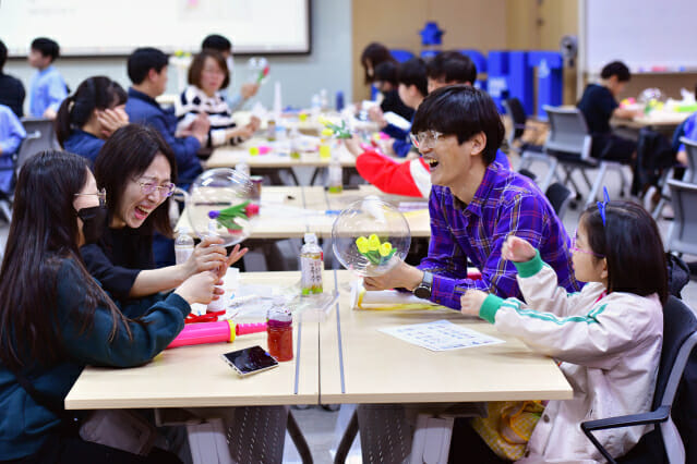 삼성전기 임직원 가족이 22일 수원사업장에서 즐거운 시간을 보내고 있다.(사진=삼성전기)