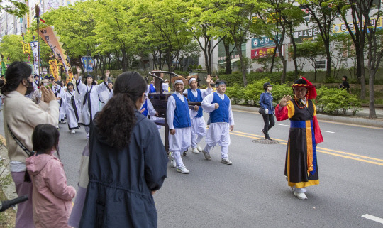 22일 진행된 동춘당 문화제에서 최충규 대덕구청장(오른쪽)이 문정공시호봉송행렬 중 시민들과 인사를 나누고 있다