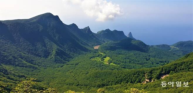 우리나라는 세계에서 4번째로 많은 섬을 보유하고 있다. ‘K 관광섬’ 프로젝트는 이런 섬 관광자원의 경쟁력 제고에 초점이 맞춰져 있다. 사진은 울릉도 성인봉 정상 부근에서 내려다본 나리분지 모습이다. 동아일보 DB