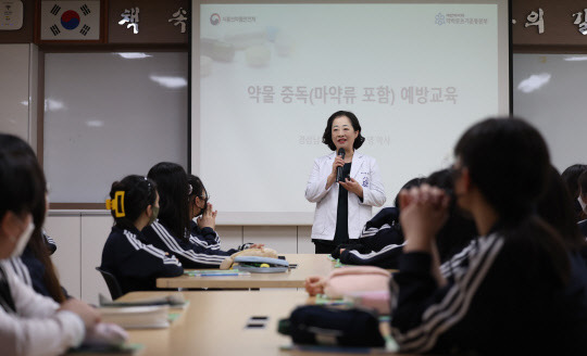 경남약사회 및 경남마약퇴치운동본부 소속 방소영 약사는 20일 오후 경남 창원 명곡여자중학교에서 1학년 학생 30여명을 상대로 마약류 예방 교육을 하고 있다. [연합뉴스]