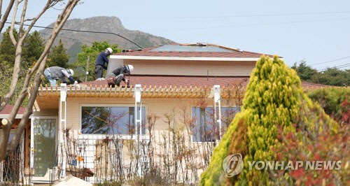 13일 경남 양산시 하북면 평산마을 문재인 전 대통령 책방 건물에서 마무리 공사가 진행되고 있다. 이달 중 개점할 것으로 보이며, 구체적인 날짜는 정해지지 않았다. [양산=연합뉴스]