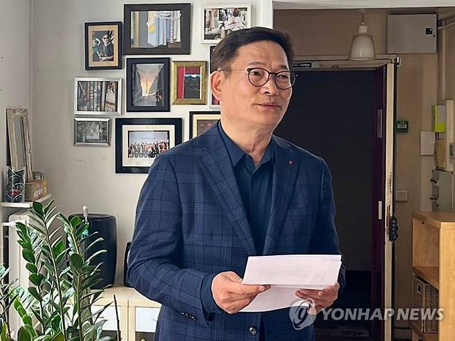 입장 밝히는 송영길 전 대표 (파리=연합뉴스) 현혜란 특파원 = 더불어민주당 송영길 전 대표가 22일(현지시간) 파리 3구 한 사무실에서 한국 특파원들과 만나 2021년 전당대회 돈 봉투 의혹과 관련해 입장을 밝히고 있다. 2023.4.22 ranrun@yna.co.kr (끝)