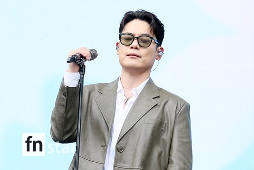 Yoo Chae-hoon, a singer of group rapoem, is presenting a heated stage on the 22nd at the 2023 Love Thumb Festival held at Jamsil Sports Complex in Songpa-gu, Seoul.