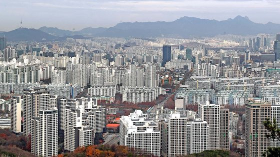 서울 강남구 대모산에서 바라본 강남권 아파트의 모습. 뉴스1