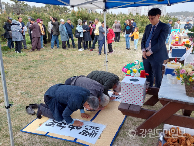 ▲ 동해안바다연구회(회장 최유길)가 주최·주관하는 ‘동해바다용왕제’가 지난 22일 강릉 사천바다에서 첫 선을 보였다.