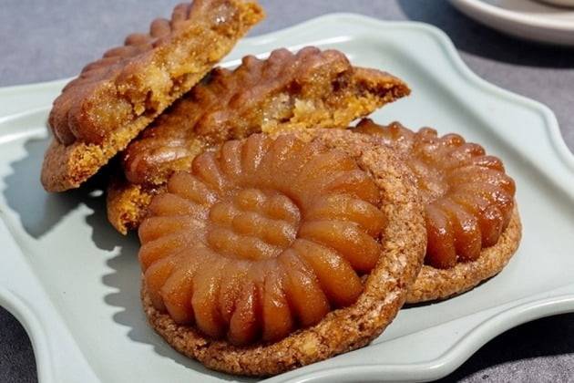 편의점 CU에 따르면 압구정 인기 카페 '이웃집 통통이'와 협업해 선보인 약과 쿠키 초도물량 10만개가 5일 만에 모두 팔렸다.  사진=BGF리테일