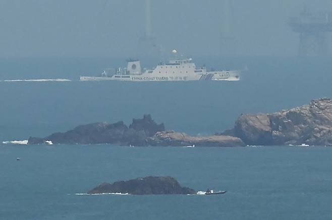 중국 해안경비정이 '대만 포위' 훈련 최종일인 10일 자국에서 대만과 가장 가까운 구역인 푸젠성 핑탄현 앞 대만해협으로 접근하고 있다. 앞서 중국 푸젠성 해사국은 차이잉원 대만 총통과 케빈 매카시 미국 하원의장의 회동에 대한 보복으로 이곳에서 실탄 사격 훈련을 실시하겠다고 지난 7일 성명을 통해 밝힌 바 있다. [연합]