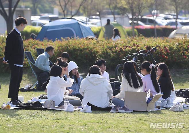 [서울=뉴시스] 김근수 기자 = 봄 날씨를 보인 9일 오후 서울 송파구 잠실한강공원에서 학생들이 나들이를 즐기고 있다. 2023.04.09. ks@newsis.com