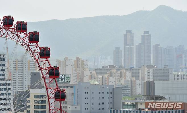 [대구=뉴시스] 이무열 기자 = 미세먼지 농도가 '나쁨' 수준을 보인 지난 21일 대구 중구 동성로에서 바라본 도심이 뿌옇게 보이고 있다. 2023.04.21. lmy@newsis.com