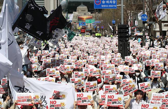 [서울=뉴시스] 김진아 기자 = 전국교육대학생연합 학생 등 관계자들이 지난달 26일 오후 서울 중구 태평로 거리에서 열린 '교육 불평등 심화시키는 교육부 정책 반대, 전국 예비교사 분노의 집회'에서 구호를 외치고 있다. 2023.03.26. bluesoda@newsis.com