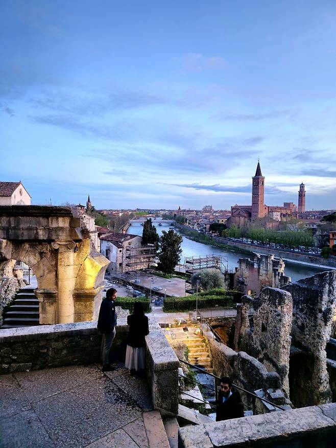 테아트로 로마노는 아레나