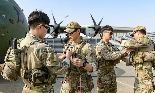 지난 21일 공군 제5공중기동비행단 공정통제사 요원들이 서로 필요한 물자를 점검해주며 수단 교민철수 해외임무를 준비하고 있다. 국방부 제공