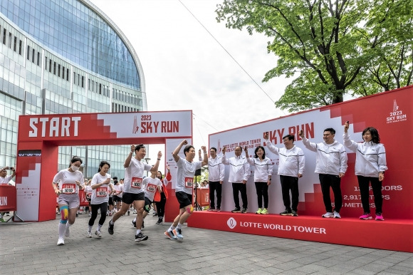 22일 오전 서울 송파구 롯데월드타워에서 열린 수직마라톤 대회 ‘스카이런(SKY RUN)’에서 참가자들이 대회 시작과 함께 힘차게 출발하고 있다. 롯데물산 제공