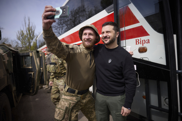 우크라이나 병사와 함께 사진을 찍는 볼로디미르 젤린스키 대통령. AP연합뉴스
