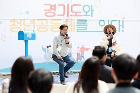 22일 수원 도담소에서 열린 ‘2023년 경기도 청년공동체’ 출범식에서 염태영 경제부지사가 토크 콘서트 ‘파란 우체통’에 참여 하고 있다. 사진제공｜경기도