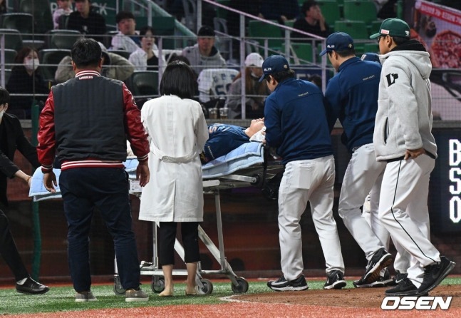 NC 박세혁이 14일 인천 SSG전에서 6회 말 수비 도중 배트에 머리를 맞고 들것에 실려 나가고 있다.